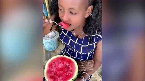 黑妹睡觉吃瓜,睡觉时竟吃起了瓜果盛宴