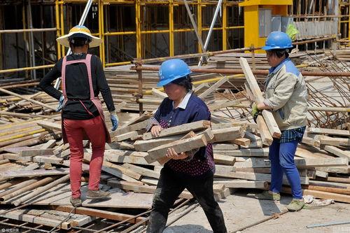 建筑工地吃瓜视频,揭秘建筑工地的欢乐时光