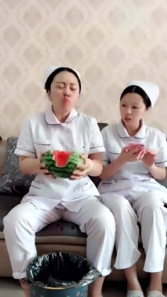 吃瓜护士下班,揭秘医院里的轻松时光