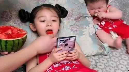 爸爸吃瓜女儿练功,一家人的幸福日常