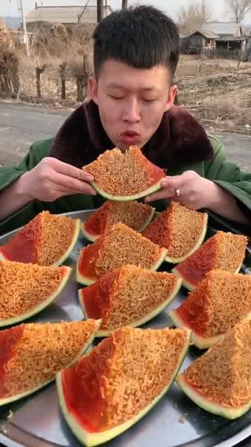 小矮瓜吃火鸡面,一场味蕾与勇气的较量